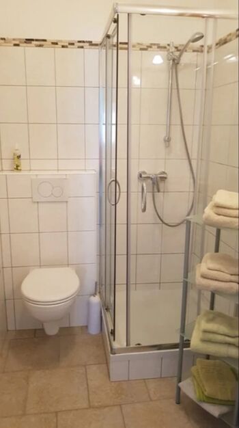 Badezimmer mit Dusche & WC
