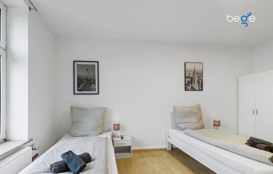 Schlafzimmer 1 mit zwei Einzelbetten, Sitzecke und Smart TV