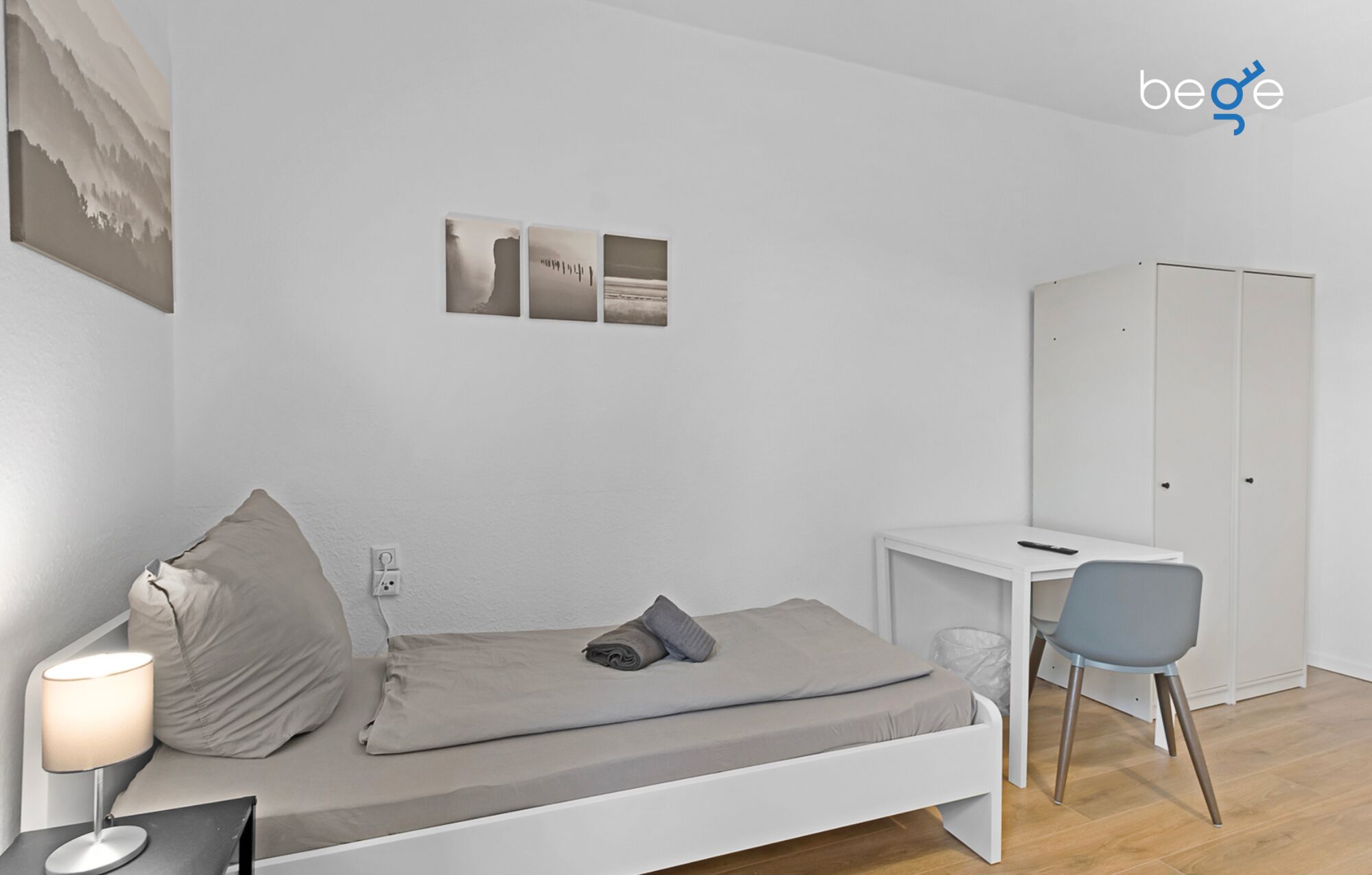 Schlafzimmer 1 mit zwei Einzelbetten, Sitzecke und Smart TV 