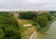 Strand mit Blick auf das Gutshaus und Park