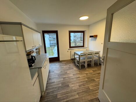 Komplettes Haus mit 3 Wohnungen je 3 Schlafzimmer sowie Balkon u. Garten Bild 3