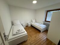 Komplettes Haus mit 3 Wohnungen je 3 Schlafzimmer sowie Balkon u. Garten Bild 2