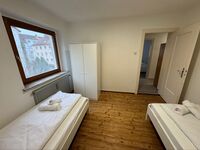 Komplettes Haus mit 3 Wohnungen je 3 Schlafzimmer sowie Balkon u. Garten Bild 4