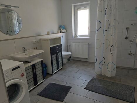 Bad mit WC & Dusche sowie Waschmaschine