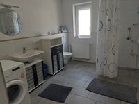 Bad mit WC & Dusche sowie Waschmaschine