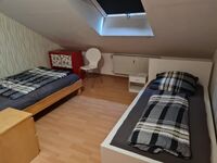 Schlafzimmer 1 (Doppel und Einzelbett)