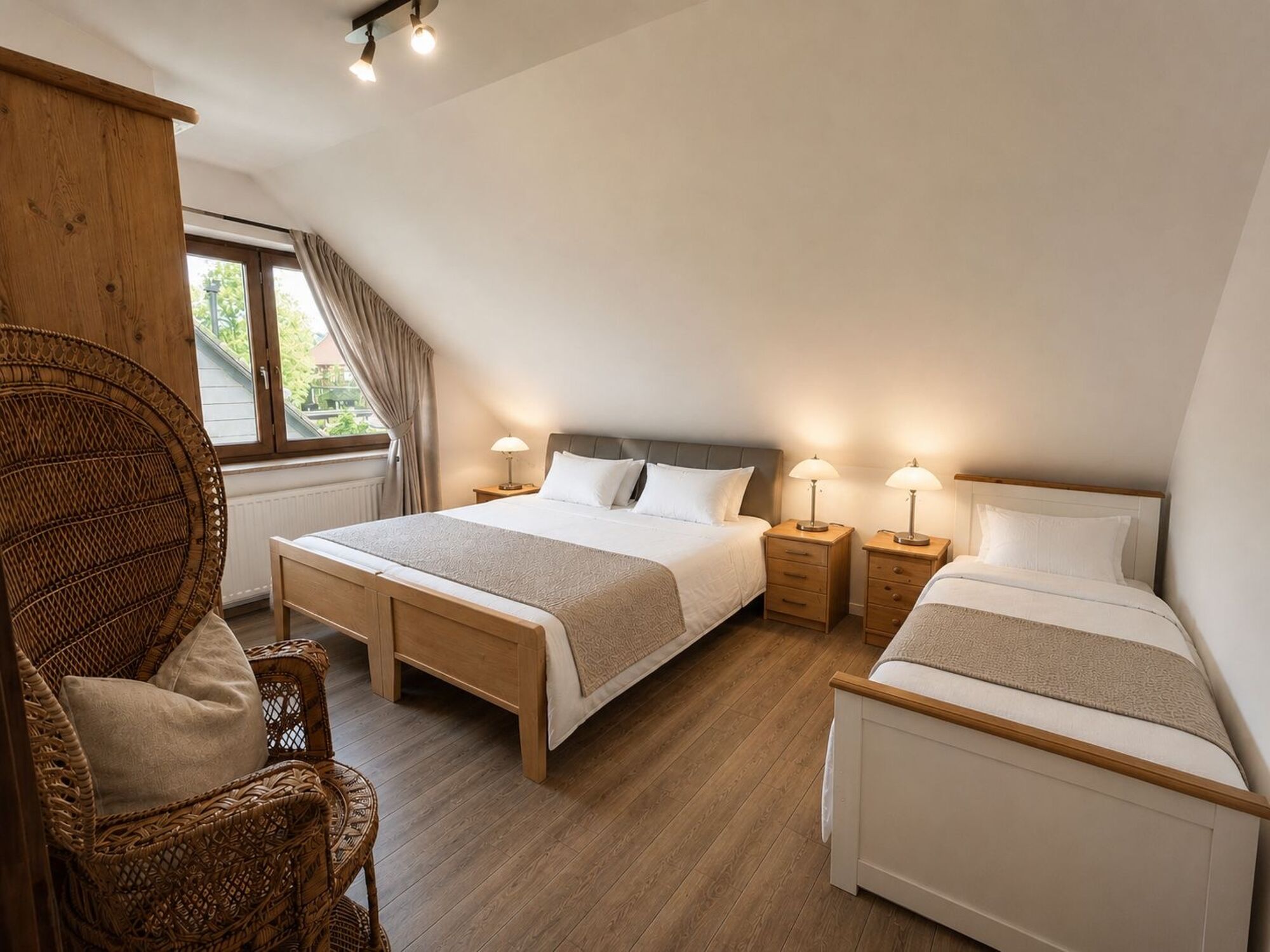 Große Schlafzimmer mit Doppelbett und Einzelbett