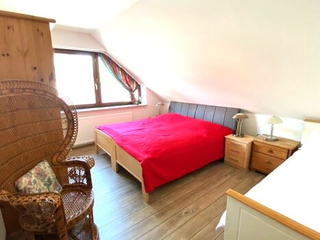 Großes Schlafzimmer mit Doppelbett und Einzelbett