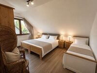 Große Schlafzimmer mit Doppelbett und Einzelbett