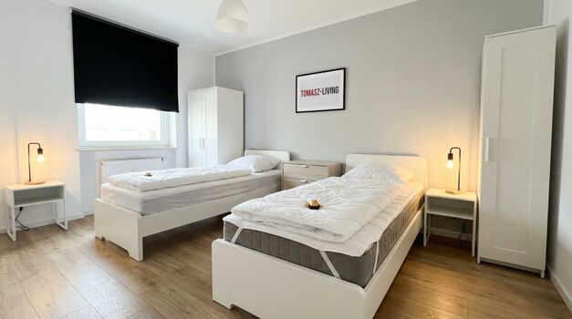 MH11 / TOMASZ-LIVING in DUISBURG - Modernes Bad + Smart TV Bild 2