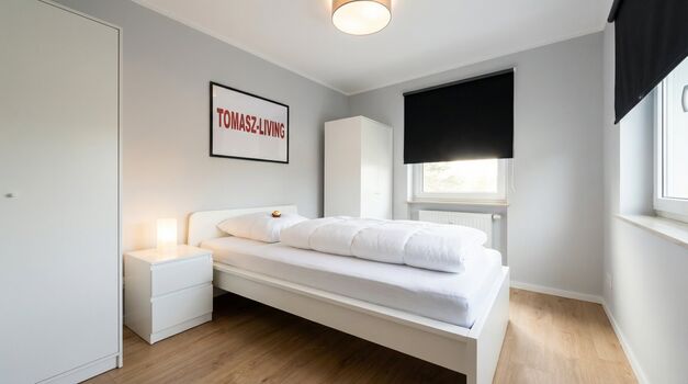 MH11 / TOMASZ-LIVING in DUISBURG - Modernes Bad + Smart TV Bild 3