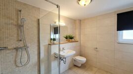 MH11 / TOMASZ-LIVING in DUISBURG - Modernes Bad + Smart TV Bild 6