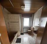 Badezimmer mit Dusche und Badewanne