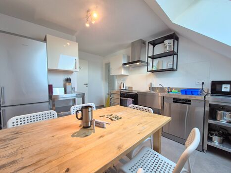 Der Esstisch bietet Platz für bis zu sechs Personen – ideal für gemeinsame Mahlzeiten! / The dining table seats up to six people – perfect for enjoying meals together!