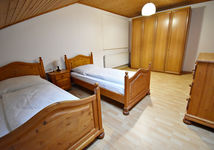 2-Bett Zimmer in der Wohnung mit Gemeinschaftsbad & Küche Zi. 1