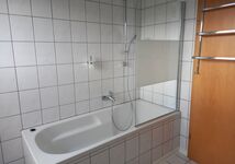 Das Bad verfügt über ein Dusch- Badewanne