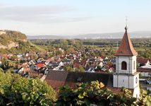 Das Dorf Istein. Die Hochhäuser von Basel im Hintergrund. 