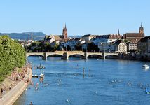 Basel am Rhein. Baden im Rhein in Basel möglich. Hinten der Münster.