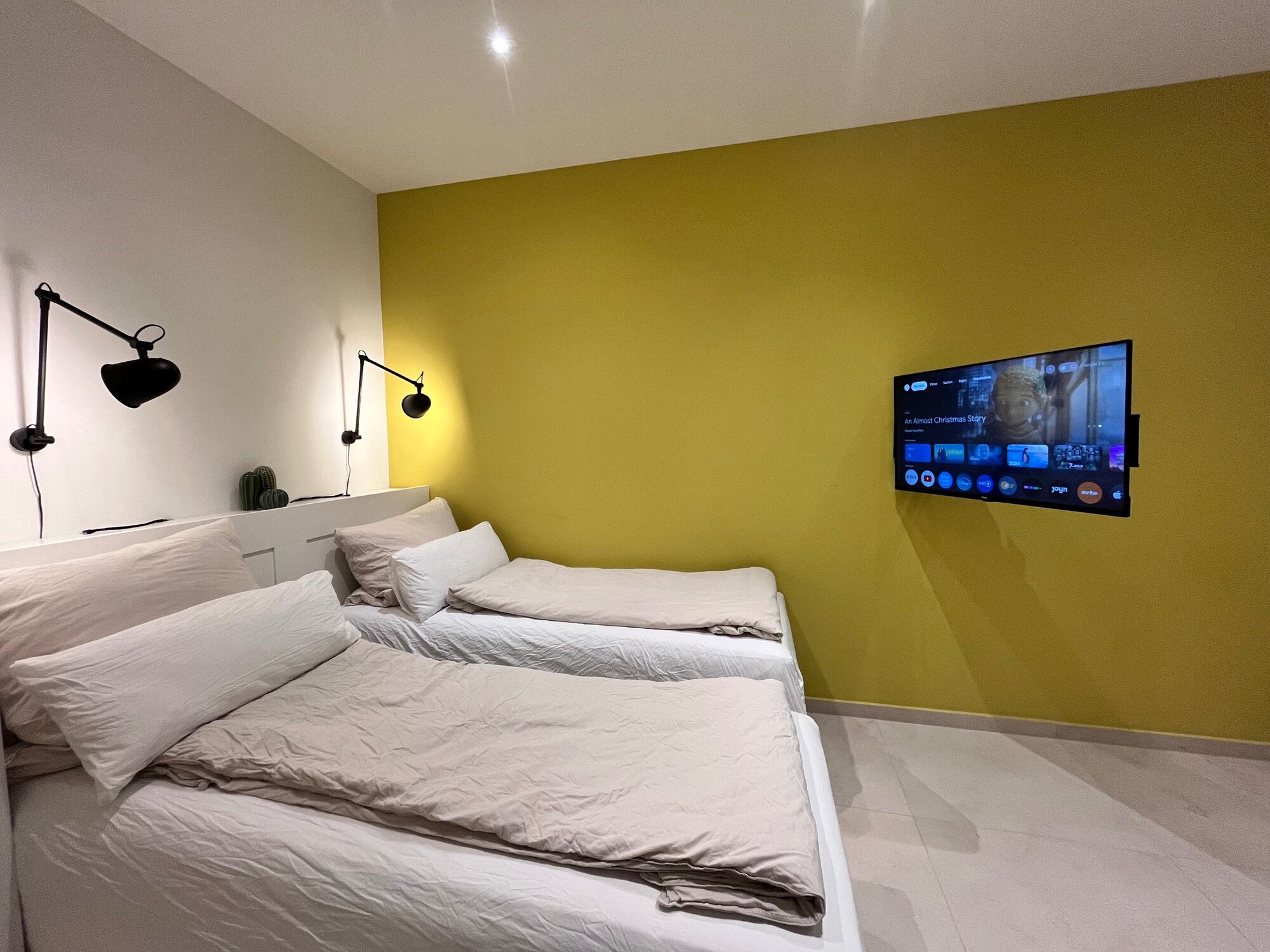 Ihre moderne Basis in Pforzheim: Sauber, Praktisch, Stressfrei. Das Apartment Rubin Nr. 3 bietet die perfekte Kombination aus Privatsphäre und Funktionalität. Speziell auf die Bedürfnisse von Berufstätigen zugeschnitten, besticht es durch: • Ausstattung: Voll möblierter Wohn-/Schlafraum mit Smart-TV und viel Stauraum. • Selbstversorgung: Integrierte Küchenzeile (inkl. Kochfeld, Mikrowelle und Kühlschrank) für maximale Unabhängigkeit. • Komfort: Eigenes modernes Badezimmer mit Dusche/WC; Bettwäsche und Handtücher inklusive. • Konnektivität: Schnelles WLAN für reibungsloses Arbeiten oder Streamen im Feierabend. Die ideale Wahl für Monteure, die eine gepflegte Atmosphäre und eine zentrale Anbindung schätzen.