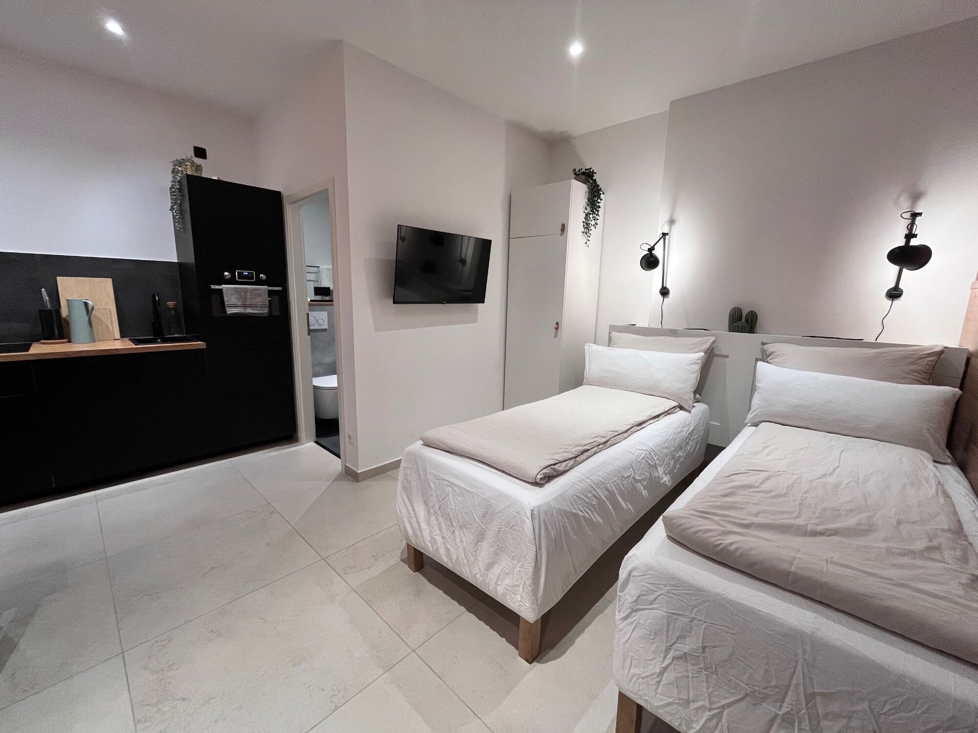 Modernes Wohnen auf Zeit: Komfortabel, Funktional, Zentral. Das Apartment Rubin Nr. 5 ist die ideale Unterkunft für Monteure und Geschäftsreisende in Pforzheim. Es kombiniert ein helles, freundliches Design mit praktischer Ausstattung für Selbstversorger: • Schlafen & Entspannen: Gemütliche Betten, Kleiderschrank und Flachbild-TV. • Küche & Verpflegung: Voll ausgestattete Küchenzeile (Herd, Kühlschrank, Mikrowelle) mit Essplatz. • Bad: Modernes, sauberes Duschbad. • Extras: Inklusive High-Speed WLAN und zentraler Lage mit guter Verkehrsanbindung. Perfekt für alle, die nach der Arbeit Wert auf Ruhe und Unabhängigkeit legen.