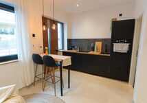 Unsere fünf nebeneinanderliegenden 1-Zimmer-Apartments bieten alles, was das Herz begehrt: top-modern eingerichtet, mit Fußbodenheizung und voll ausgestattet. Alle Apartments verfügen über einen Freisitz, kostenfreien Zugang zur Waschmaschine, Trockner, zum Fitnessraum und hochwertige Willkommensgeschenke. Kaffee, Espresso, Tee, Zucker, Gewürze, Spülmittel sowie Geschirr-, Hand- und Bettwäsche, Seife, Duschgel, Shampoo, Toilettenpapier und ein Föhn stehen Ihnen zur Verfügung. Zentral in der Stadt und doch ruhig im Hinterhof gelegen, sind alle wichtigen Ziele zu Fuß erreichbar. Perfekt geeignet für Gruppen, Familien, Vereine oder Freunde, die mehrere Apartments nebeneinander brauchen. Shopping, Restaurants, Bars, Cafés, Kulturangebote, Kinos, Discounter und Drogeriemärkte sind direkt vor der Tür – ein Friseur ist sogar im Haus!