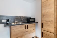 Küchenzeile mit Kaffeemaschine und Backofen