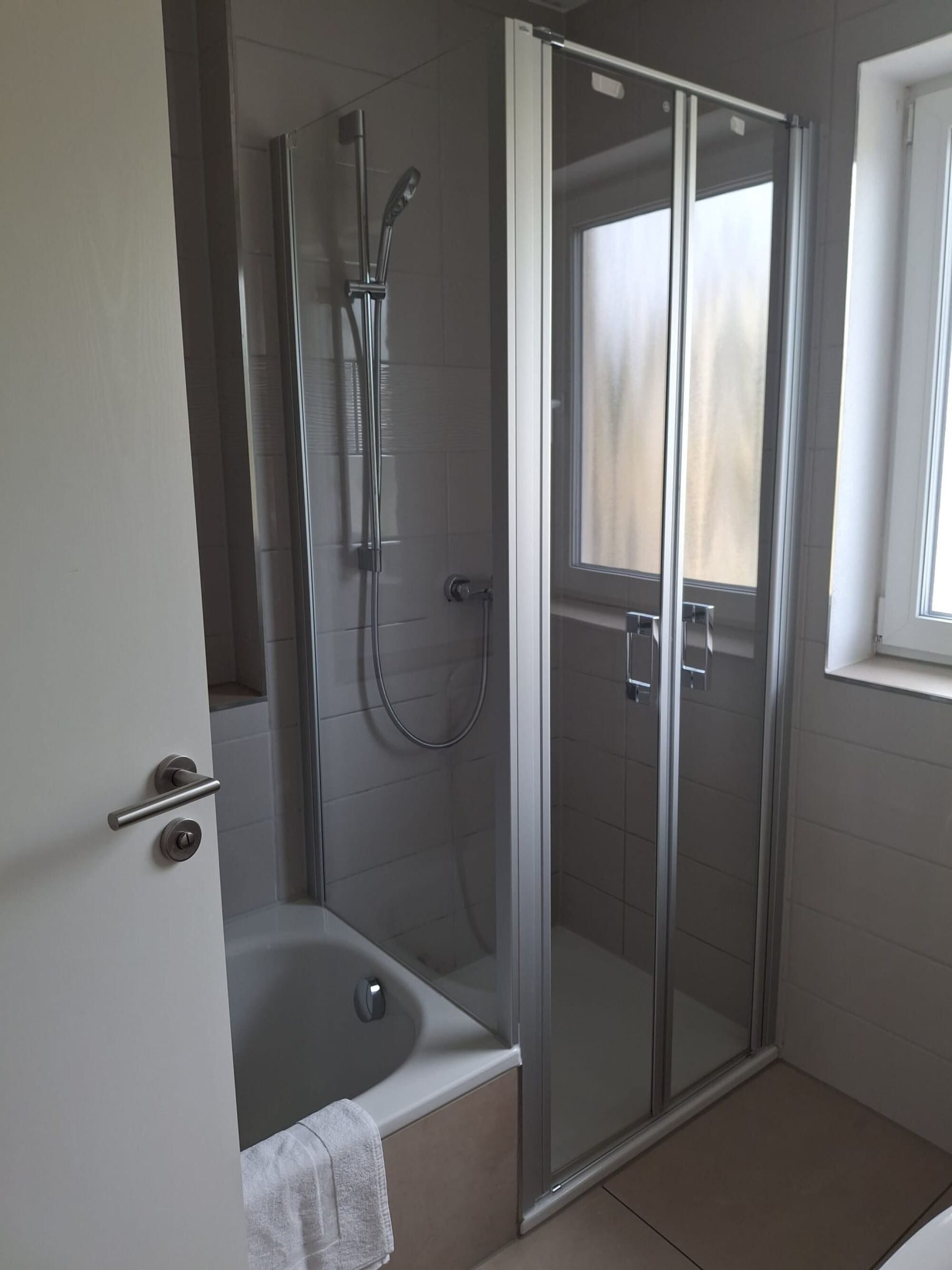 Badezimmer mit dusche und Badewanne 