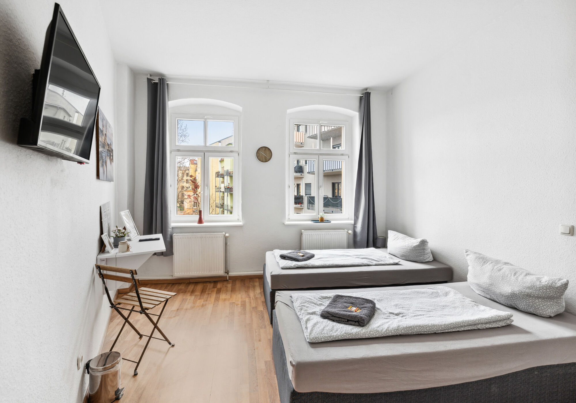 Studio Apartment mit 2 Einzelbetten, Schreibtisch und Smart-TV