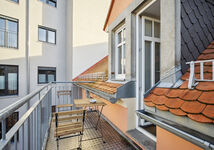 Balkon mit Terrassenmöbeln