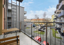 Balkon mit Stühlen, Tisch und Aschenbecher