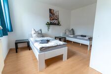 Geräumige Betten mit frischer Bettwäsche bieten Ihnen unvergesslichen Komfort und einen gesunden Schlaf #Duisburg #Wohnung #Schlafzimmer #VonVImmoServiceUG