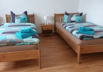 Zwei Einzelbetten im zweiten Schlafzimmer. Dieses Zimmer gibt es zusammen mit dem Wohnzimmer auch als Doppelzimmer zu buchen 