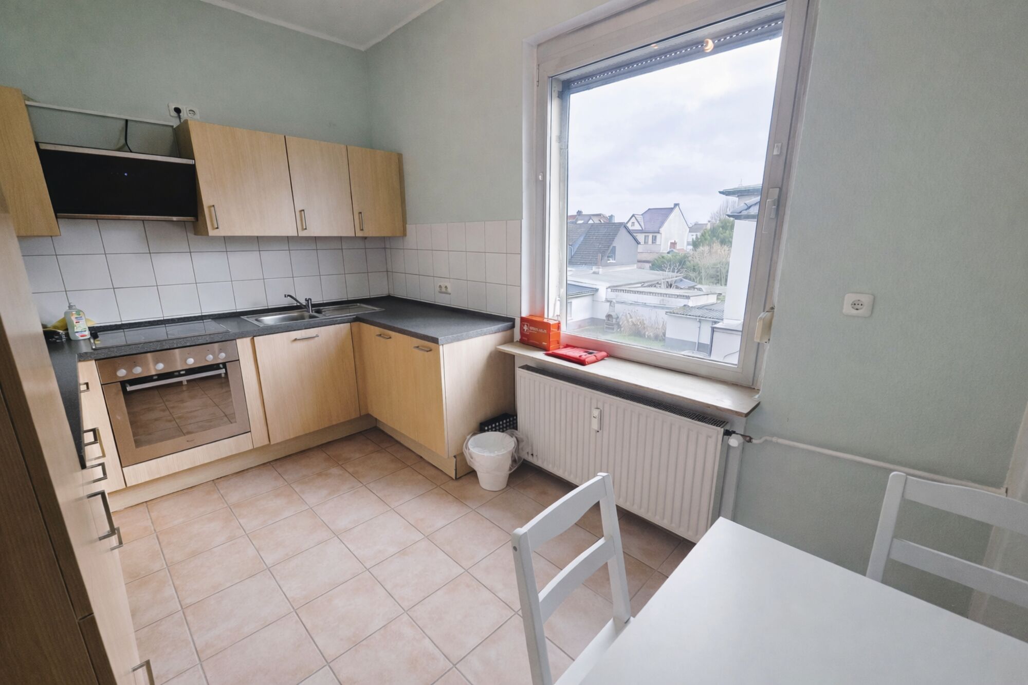 Küche mit Spülmaschine, Backofen