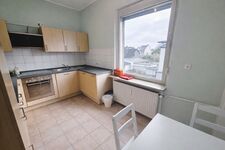 Küche mit Spülmaschine, Backofen