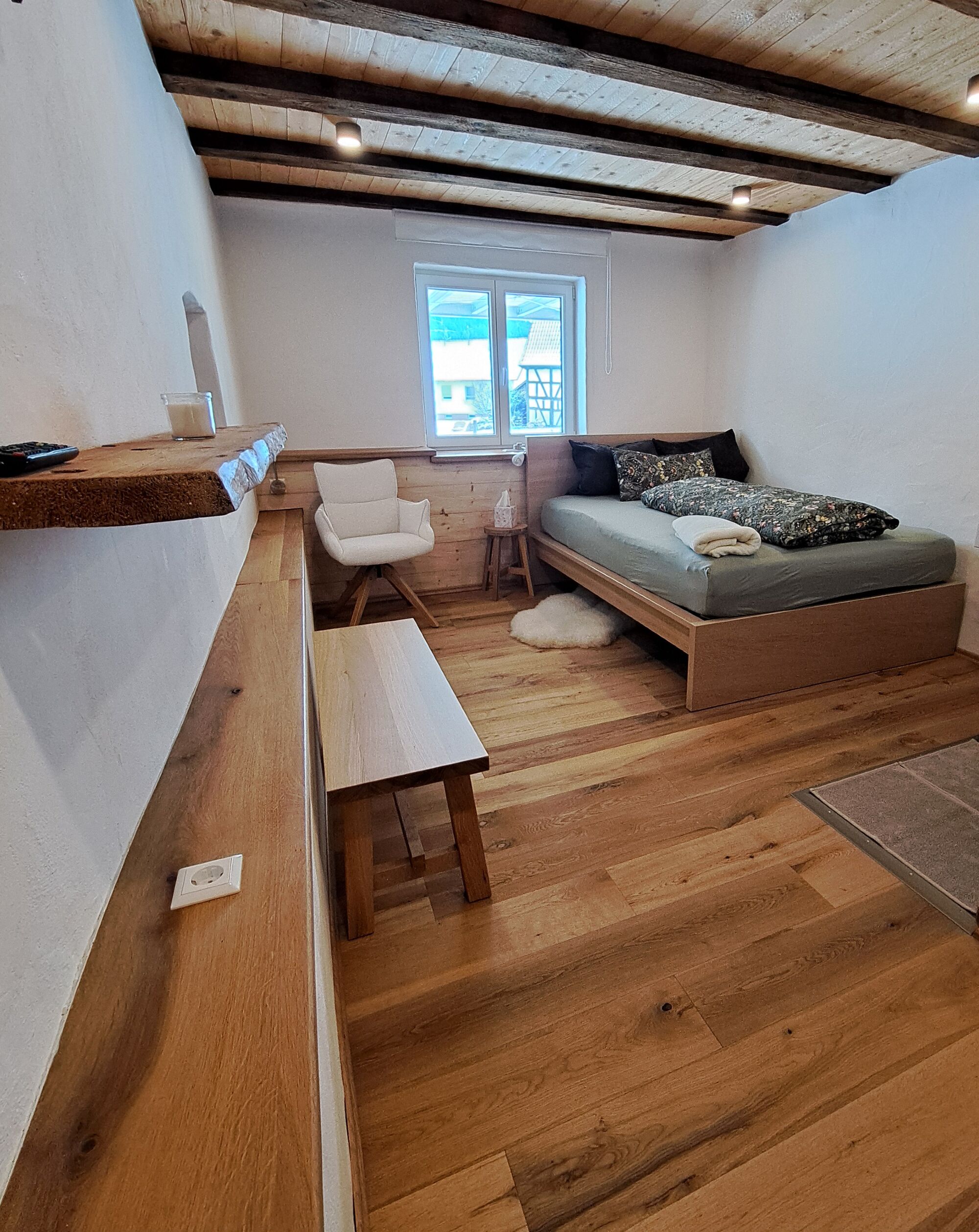 Schlafzimmer ruhig Richtung Garten, Bett 140x200cm