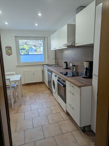 Große Küche mit Durchreiche auf die Terasse