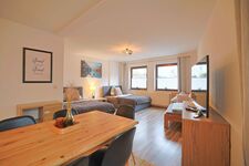 Wohnbereich / Schlafbereich mit Tisch und Stühlen