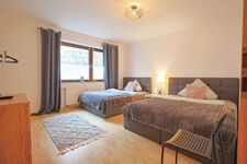 Schlafzimmer mit zwei Betten 