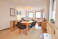 Wohnbereich / Schlafbereich mit Tisch und Stühlen