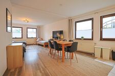 Wohnbereich / Schlafbereich mit Tisch und Stühlen