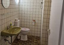 extra WC mit Waschbecken