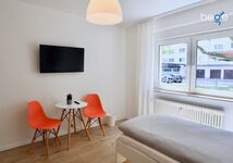 Sitzecke mit Smart TV in Schlafzimmer 2.