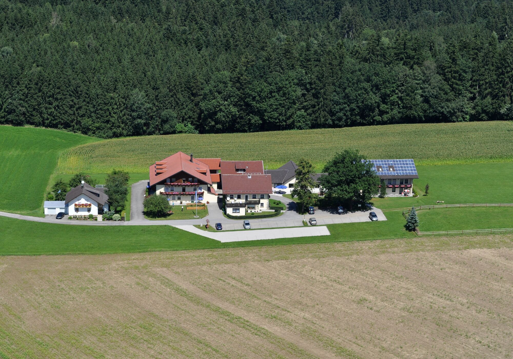 Lichtenauer Hof mit großem Parkplatz