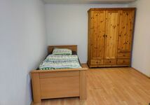 Zimmer 2: Bett 3 mit Schrank 