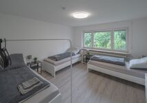 Schlafzimmer mit TV und Kommode