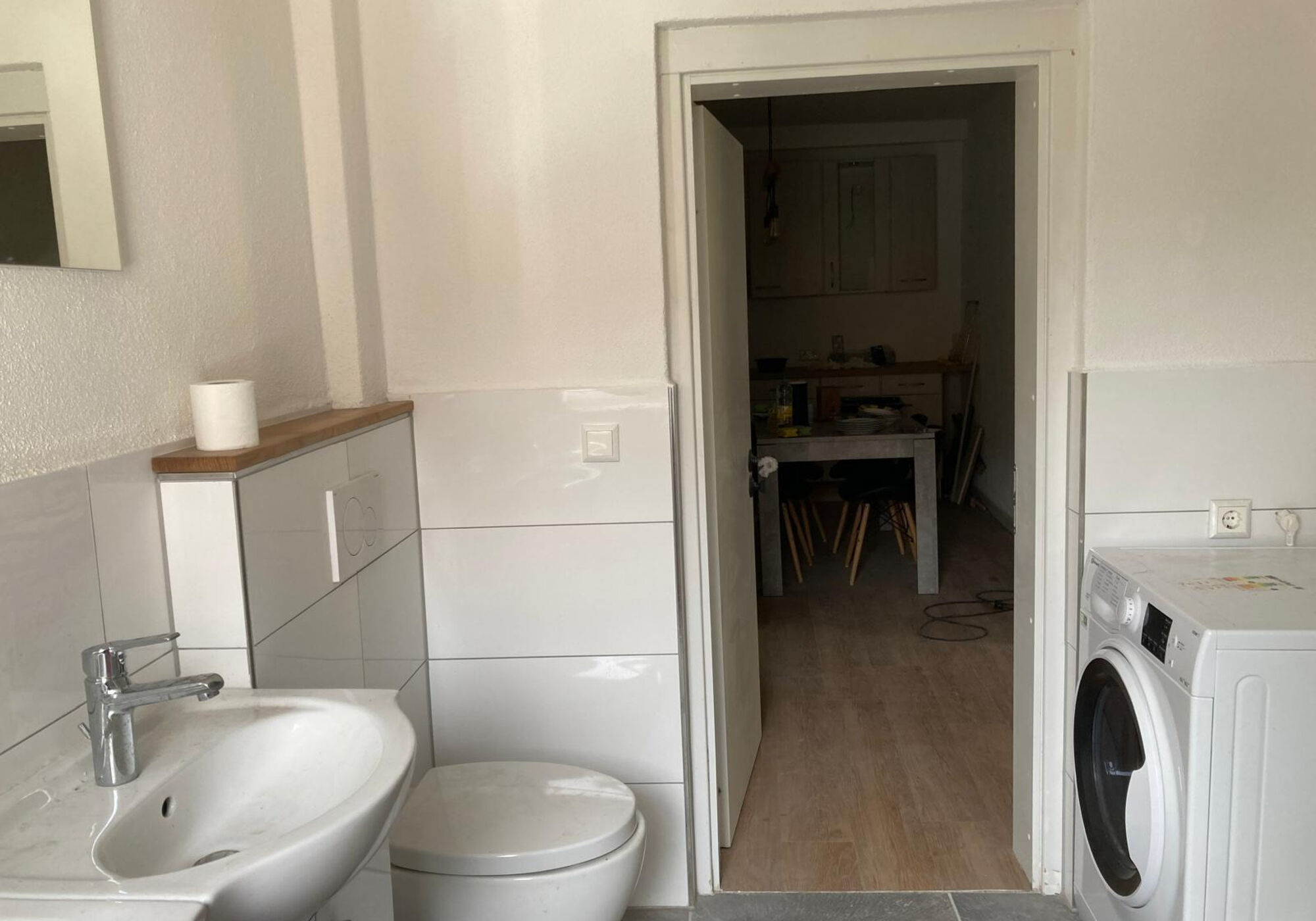 Modernes, neues Badezimmer in Wohnung 2