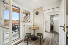 Kleiner Sitzbereich und Zugang zum Balkon