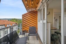 Balkon mit Sitzgelegenheit an der Küche