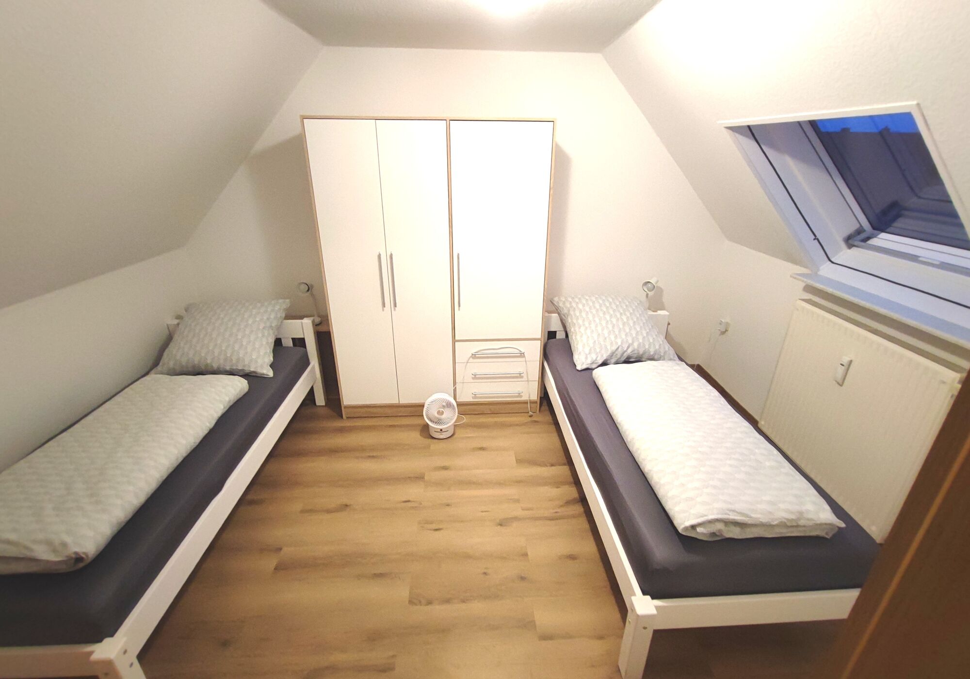 Schlafzimmer mit 2 Betten