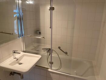 Badezimmer mit Duschbadewanne